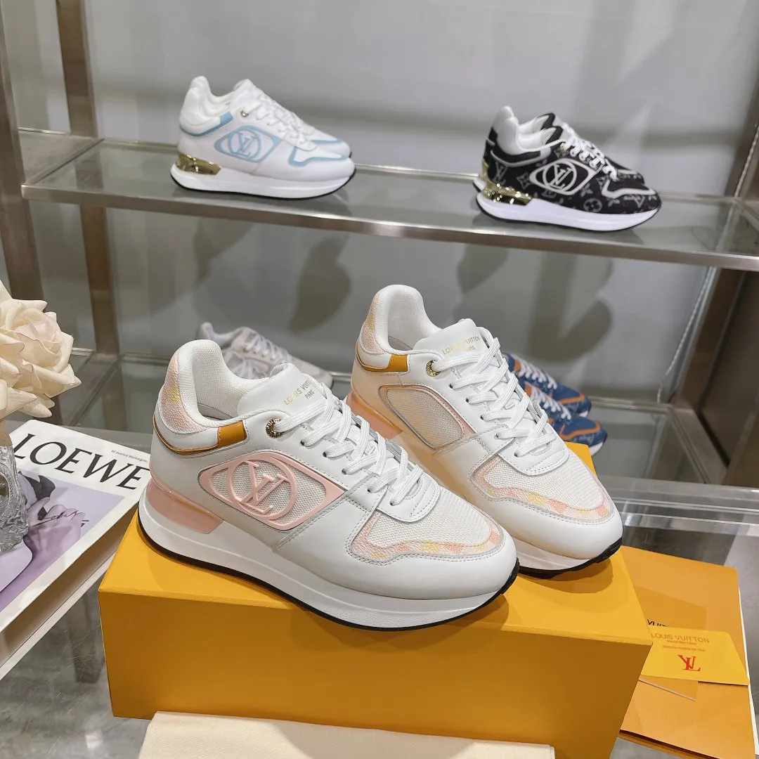 [L Family] P: 760💰Size 35-42 for women, 39-46 for men, (41.42 for women, 45.46 for men, customized) .LV Donkey Brand 🔥🔥LOUIS VUITTON Louis Vuitton's official website synchronizes the 2025 autumn and winter couple's models, which are now on the market, this Neo Run Away sneakers are inspired by running shoes, integrating LV's iconic must-have shoes into the trend. This version is a 1:1 replica of the original version. It is made of two-tone calfskin to highlight its simple lines and unique wedge outsole. Key details include the LV initials on the side and an engraved gold heel stabilizer on the back plus a 2cm hidden insole.